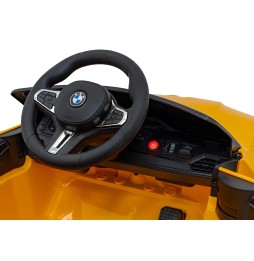 Vehicul BMW M4 galben pentru copii