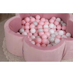 Flower-shaped dry pool with balls and mat