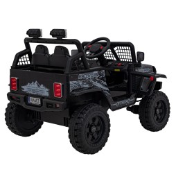 Vehicul off-road 4x4 sport negru