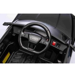 Vehicul Audi SQ8 negru cu telecomandă