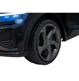 Pojazd Audi SQ8 czarny z pilotem i światłami LED