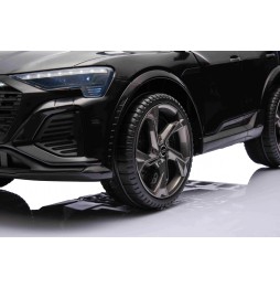 Vehicul Audi SQ8 negru cu telecomandă