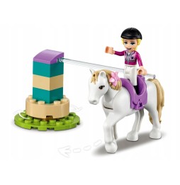 LEGO Friends Școală de echitație și remorcă 41441